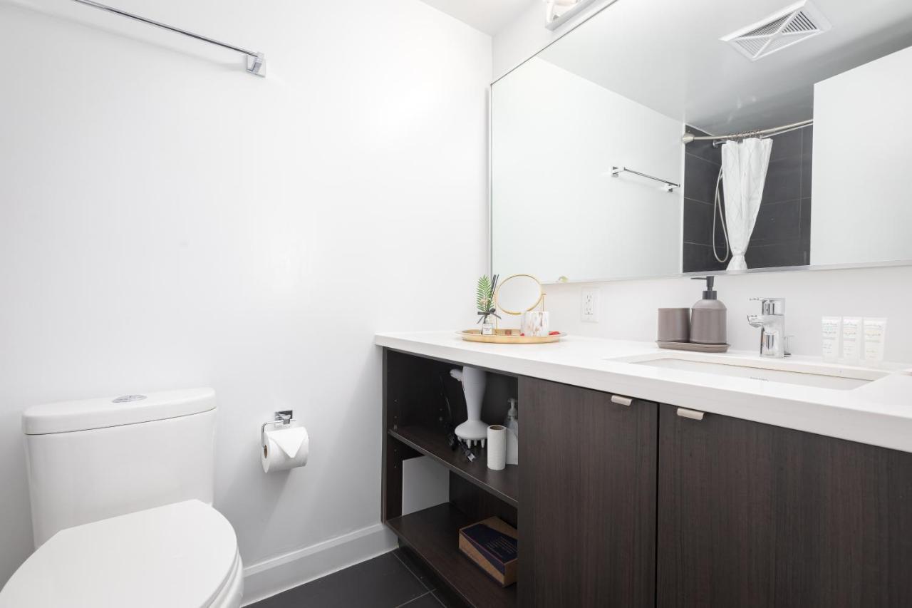 Luxury 2-Bedroom Apartment In Yorkville With The Best City View In Downtown Τορόντο Εξωτερικό φωτογραφία