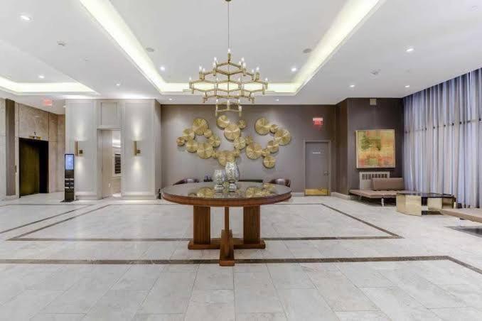 Luxury 2-Bedroom Apartment In Yorkville With The Best City View In Downtown Τορόντο Εξωτερικό φωτογραφία